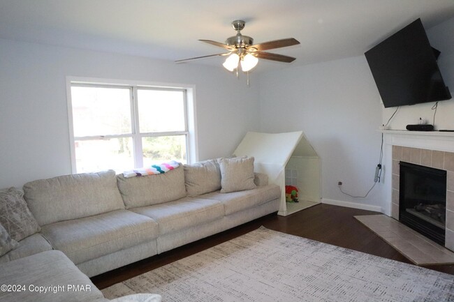 Building Photo - 1044 Knollwood Dr