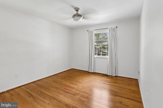 Building Photo - 903 Ridge Dr