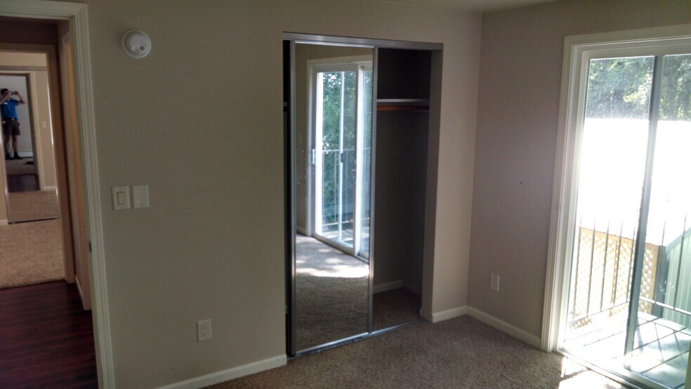 Building Photo - 1027 Riverside Dr