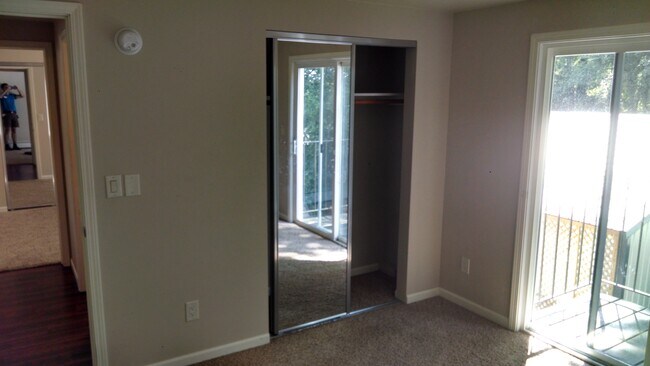 Building Photo - 1027 Riverside Dr