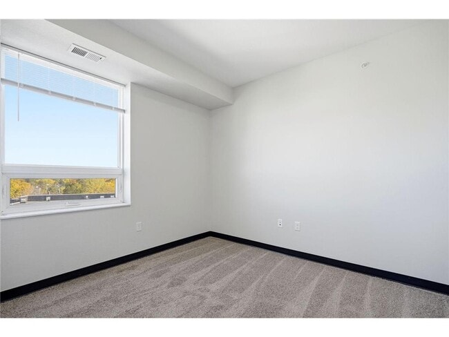 Building Photo - 2318 Jefferson St NE