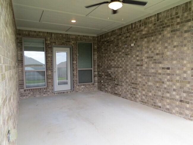 Building Photo - "Charming 4-Bedroom Retreat with Granite Elegance & Cozy Fireplace in Killeen!"