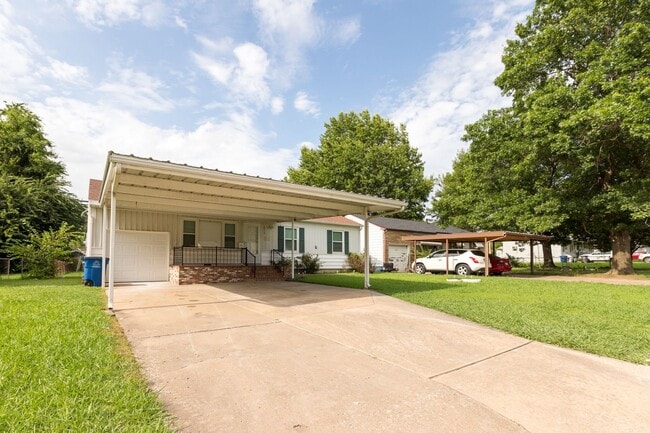 Building Photo - 2 Bed / 1 Bath in Tulsa! Ready Mid June!