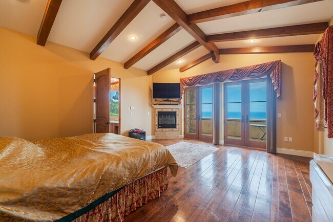 Building Photo - Gorgeous 5 Bedroom Home with sweeping view...