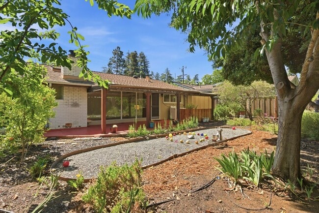 Building Photo - 3BD/1B Single Family Home - Zen Garden!
