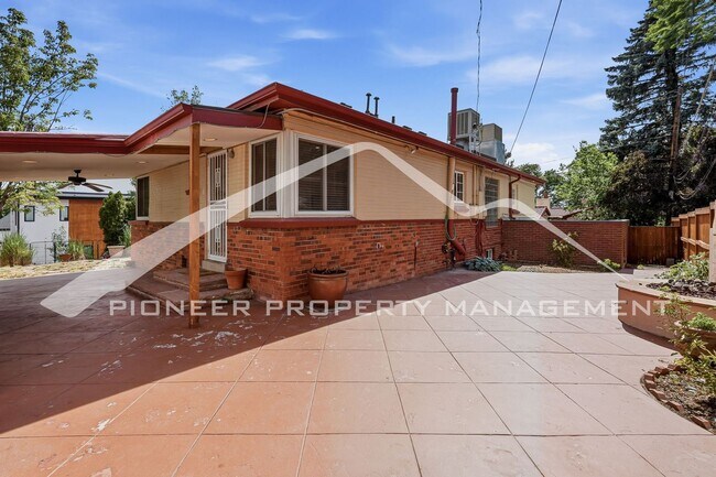 Building Photo - Stunning Home with Washer/Dryer and Gas Grill