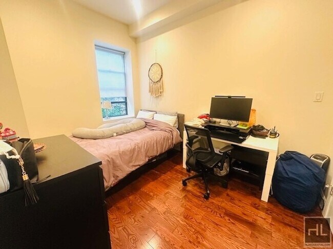 Building Photo - Gorgeous 1 Bedroom in Striver's Row Histor...