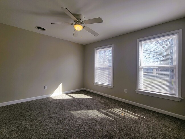 Building Photo - Remodeled rowhouse in Manchester