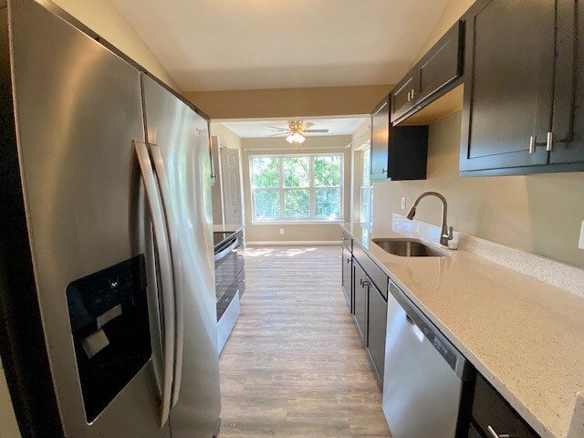 Kitchen and Eat in - 300 Blue Water Ct