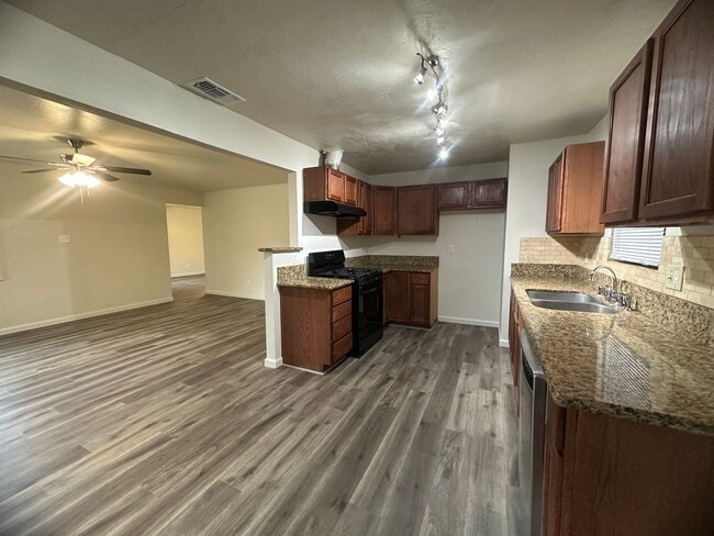 Building Photo - Three Bedroom 2 Bathoom with Large Yard