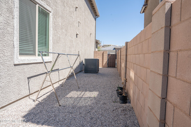 Building Photo - 10170 S Rolling Water Dr