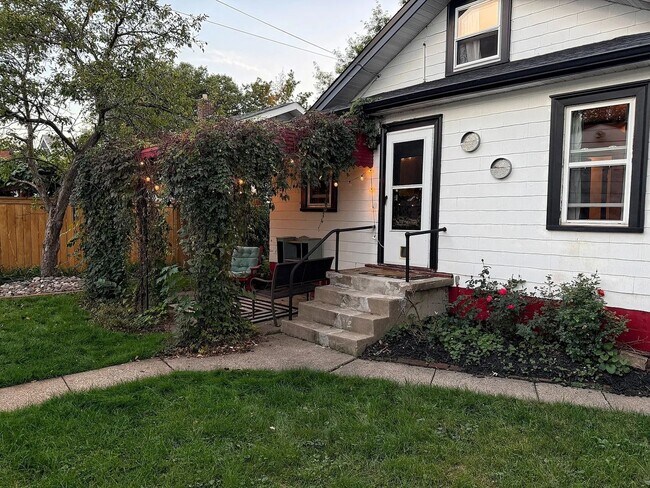 Building Photo - Charming 2-Bedroom Home w/ Finished Loft, Open Floor Plan & Sunroom!