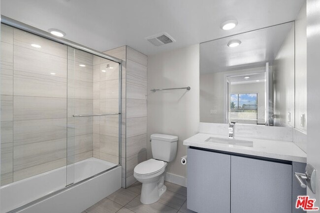 Building Photo - 5030 Rosewood Ave