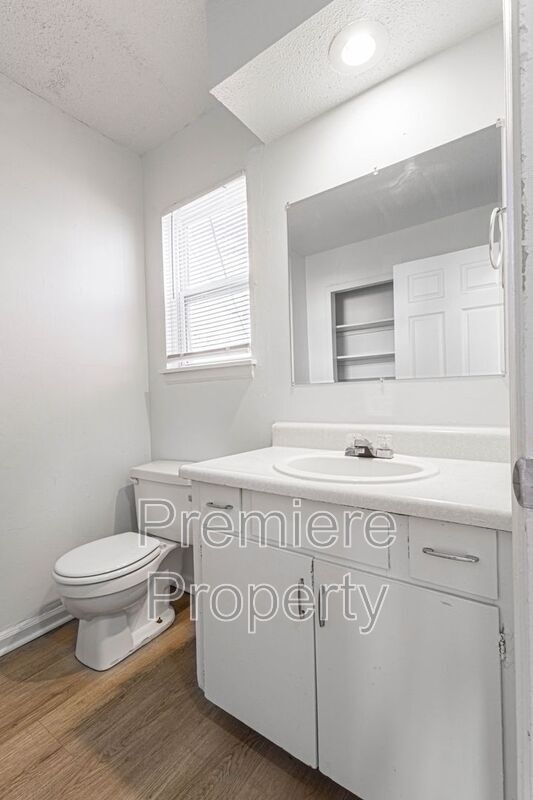 Building Photo - 224 E Hargis St