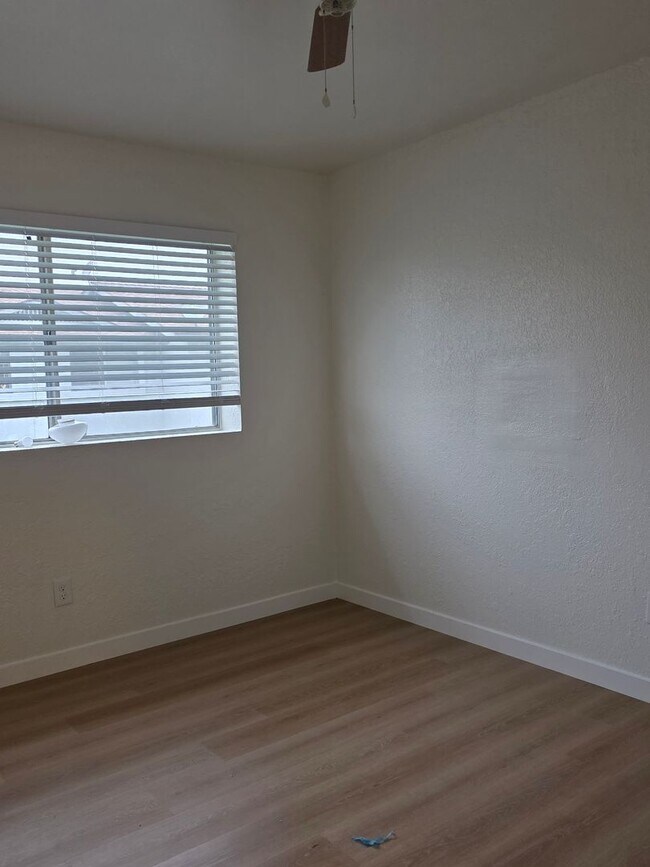 Building Photo - 4402 White Lane #A - Apartment