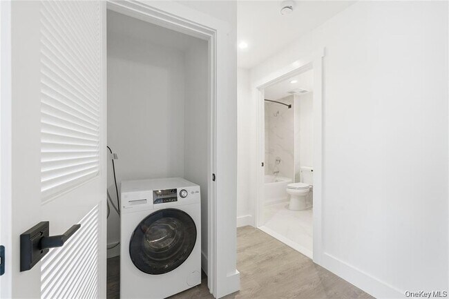 Building Photo - 180 Deer Park Ave