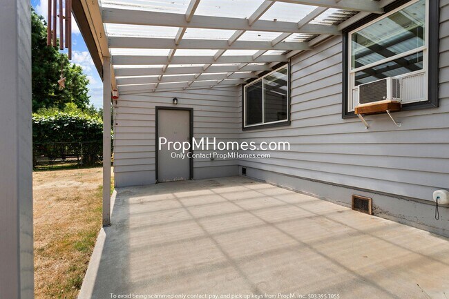 Building Photo - Three Bedroom Cottage in NE Salem!