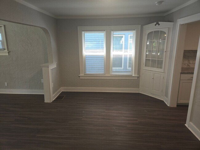 Building Photo - 3 Bedroom 1 Bathroom Single Family Cape Co...