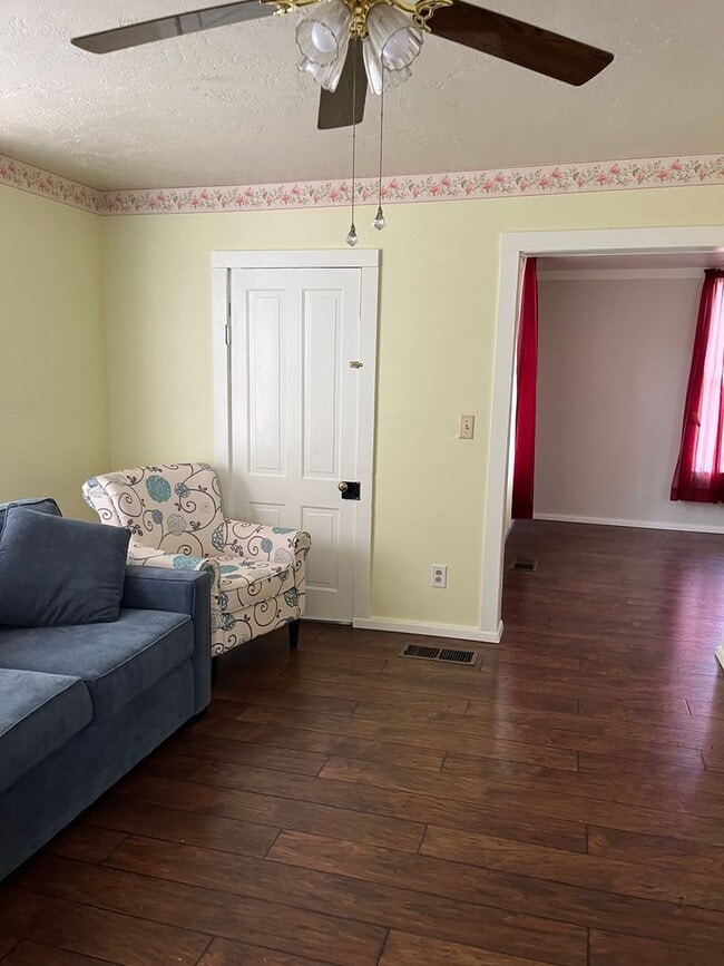 Building Photo - 2 story, 4 bedroom 1 bathroom home in Canyonville.