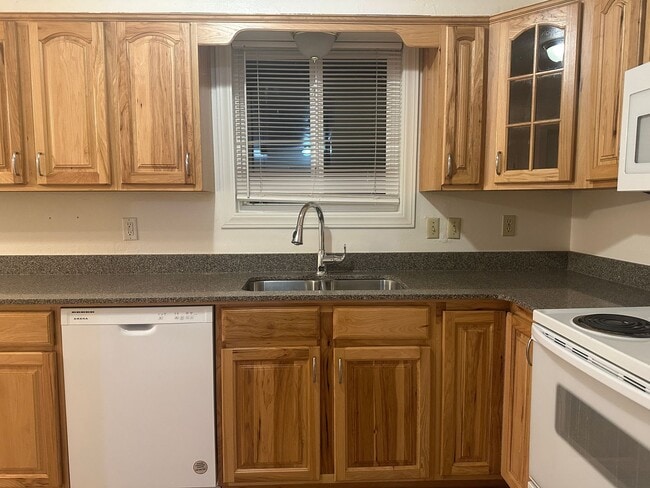 Building Photo - Spacious and recently updated, this 6-bedroom, 3-bathroom home in Ammon