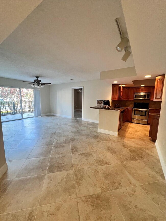 Building Photo - 2021 SE 10th Ave