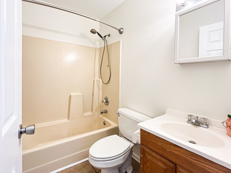 Shared Full Bathroom - 1451 N Delphine Ave