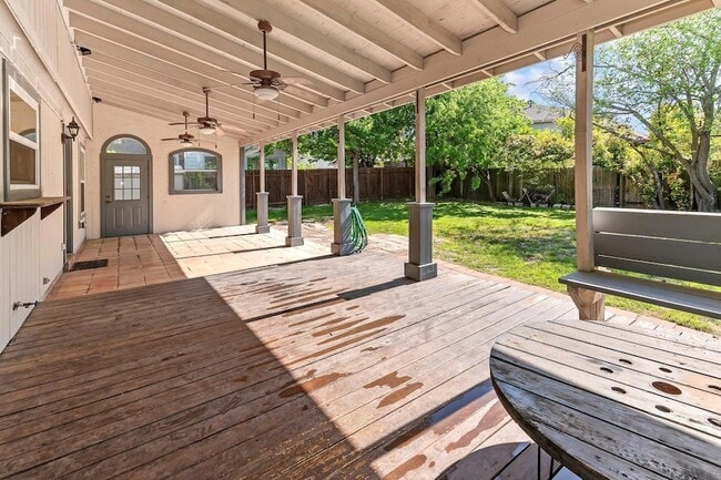 Building Photo - 1807 Iris Ln