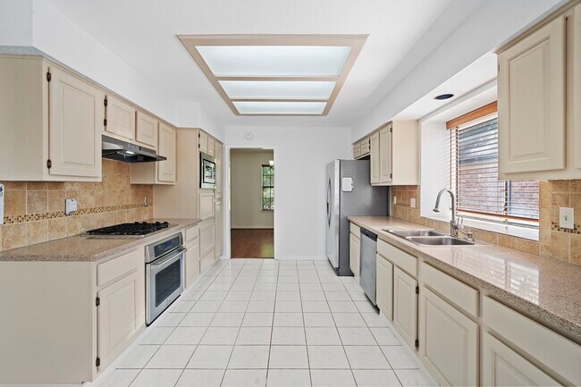 Building Photo - 2710 Pineleaf Dr