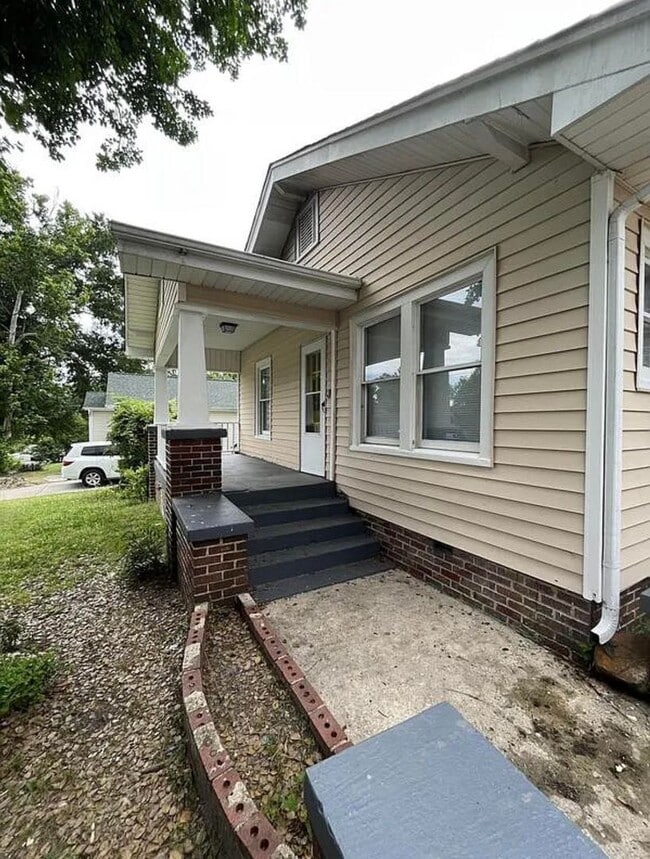 Building Photo - 2bed/1bath House $1295 GSO!