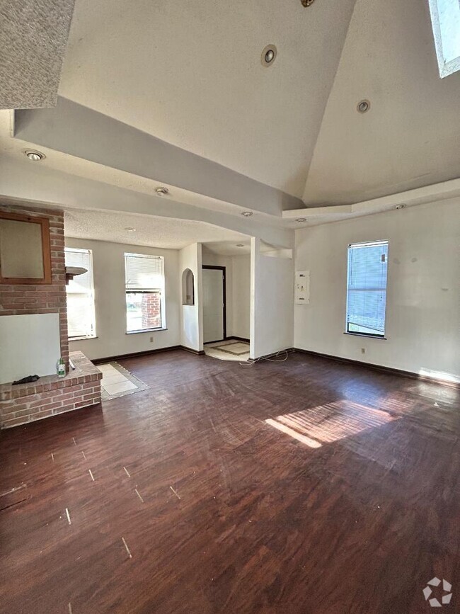 Building Photo - 1815 W 11th St