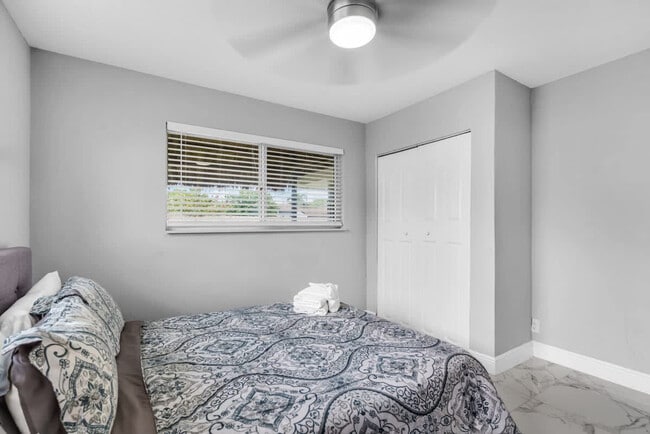 Building Photo - 340 SE 3rd Ct