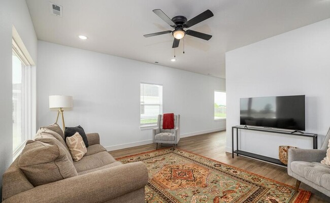 Building Photo - 937 N Blake Ave