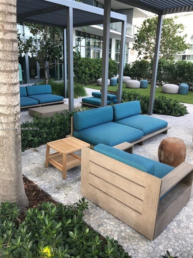 Building Photo - 650 NE 32nd St