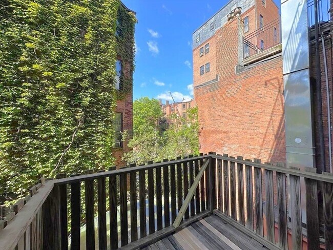 Building Photo - 32 Gloucester St