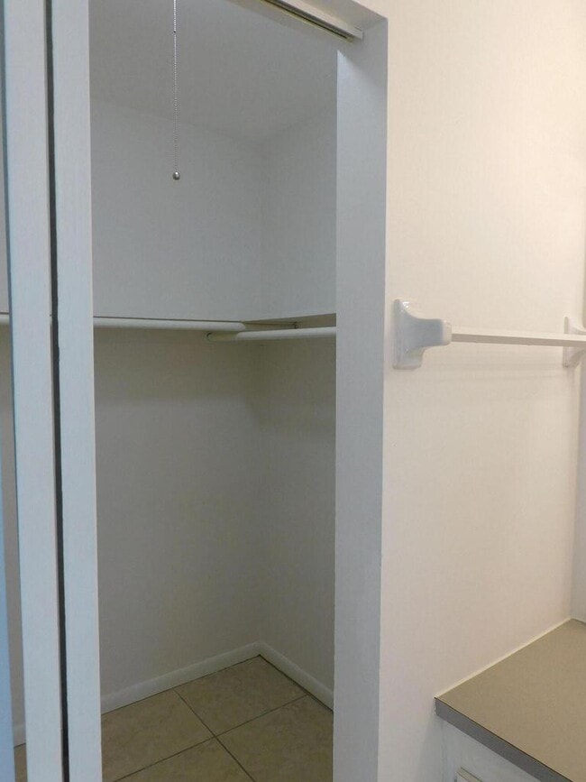 Building Photo - 640 SE 2nd Ave