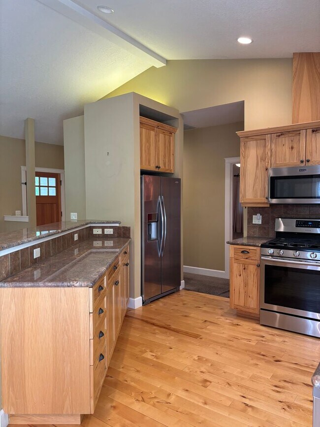 Building Photo - 3 Bed 2 Bath Single level - Fenced Yard-No...
