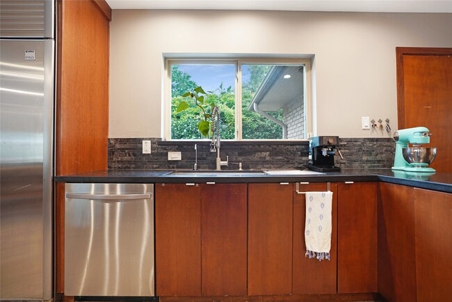 Building Photo - 5643 Terwilliger Way