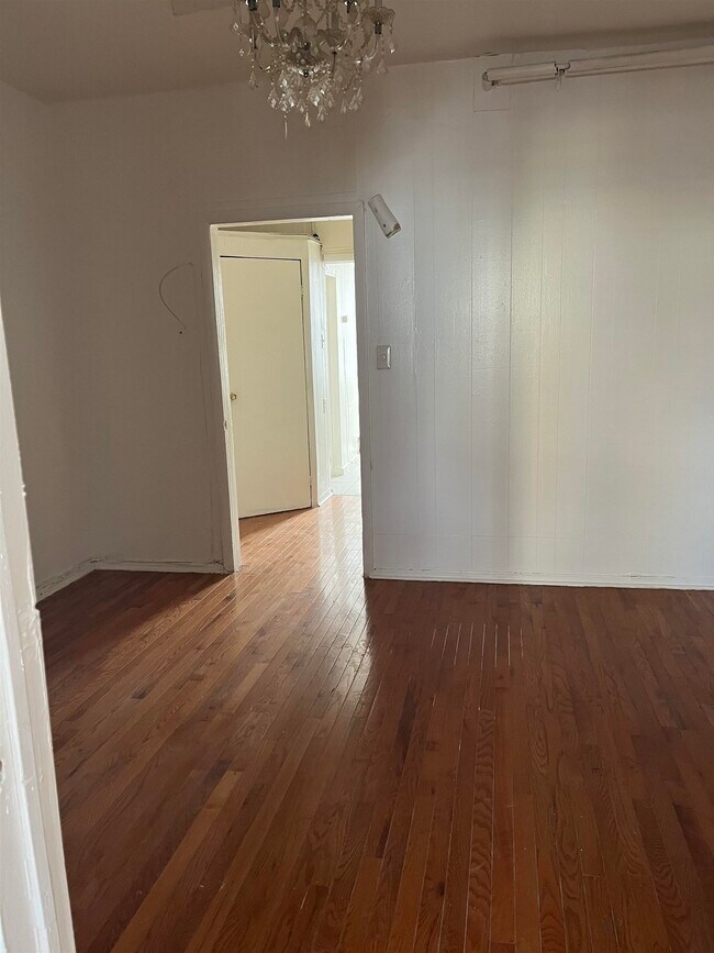 Building Photo - 1128 Summit Ave