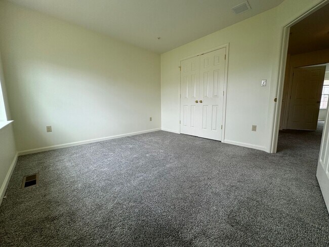 Building Photo - THREE BEDROOM TOWNHOUSE- East Penn Schools