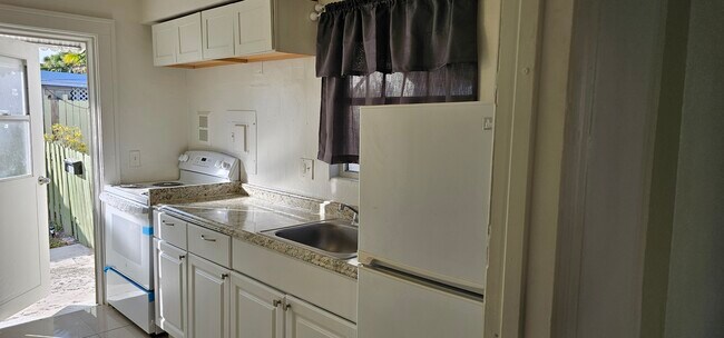 Building Photo - 319 Kenilworth Blvd