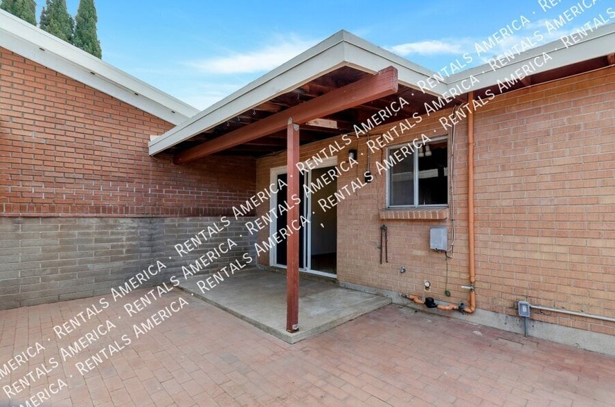 Building Photo - 5821 E North St