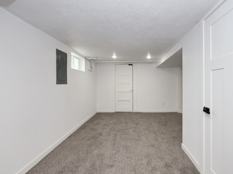 Building Photo - 2867 Kiesel Ave