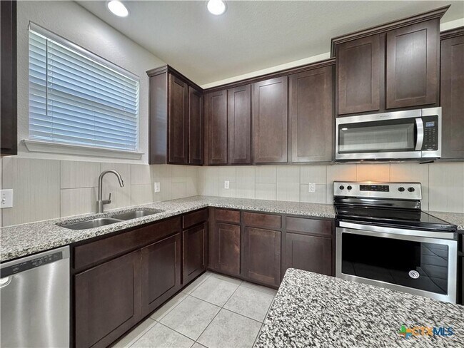 Building Photo - 320 La Escalera Dr