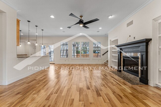 Building Photo - Gorgeous Home with Central AC and Washer/Dryer