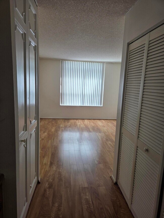 Building Photo - 3720 Inverrary Dr