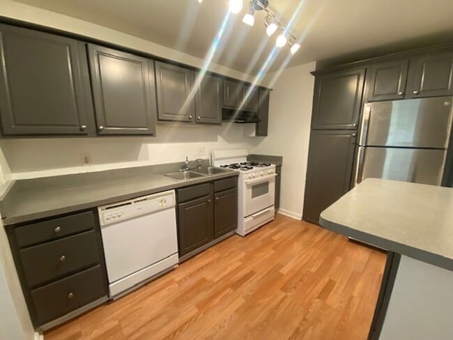 Building Photo - 883 Monroe Dr NE