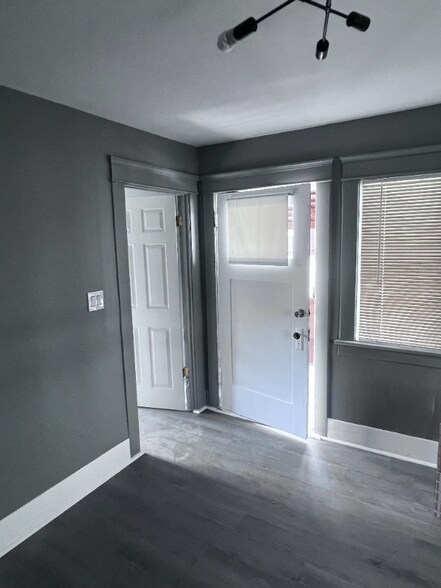 Building Photo - 5850 Estrella Ave