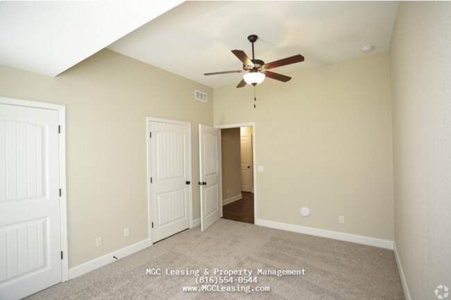 Building Photo - Eagle Creek Townhome with a bedroom on the 1st Floor in Lee's Summit!