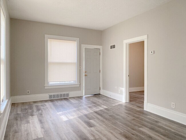 Building Photo - Large 2 bed 1 bath house