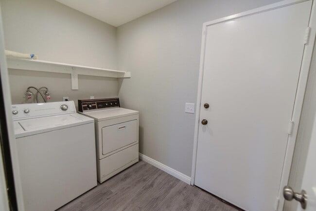 Building Photo - 355 Stanford Ct